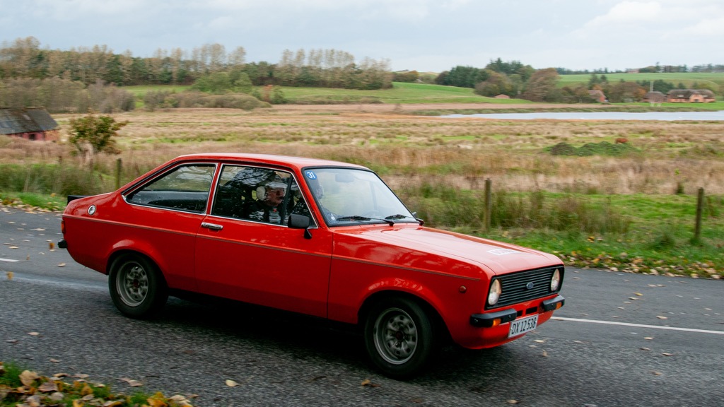 Guldmedaljevingerne i Sport klassen i 2024, Michael Kristiansen, Greve / Michael Andersen, Brøndby, der her ses runde et sving ved i deres Ford Escort Ford Escort, årg. 1975, er nu rykket op i den krævende Expert-klasse.
(Foto: Viggo Johansen, rallypics.dk)